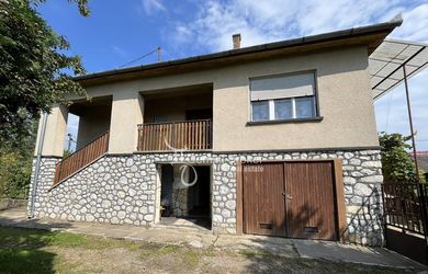 PERKUPA- 5 izbový poschodový dom v pôvodnom stave