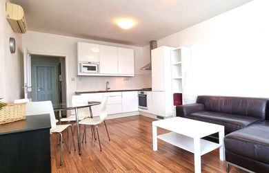 BEZ PROVÍZIE PRE REALITKU  I  Klimatizovaný svetlý 3i. byt S TERASOU, 75 m2, CENTRUM BRATISLAVY - Heydukova ul.