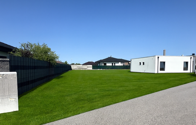 AZ. Stavebný pozemok 657 m² – Kvetoslavov – kompletné inžinierske siete, odpočet DPH možný