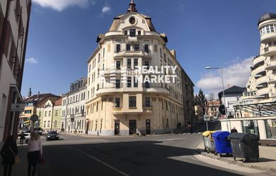 PREDAJ lukratívnych kancelárskych priestorov  63 m² (3.posch)  v  centre Banskej Bystrice, v historickom objekte Porges Palota, na Hornej 65A