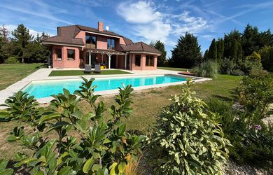 Luxusná vila tesne pri Bratislave, 9km od D4 - pod úpätím Malých Karpát, súkromie, veľký pozemok